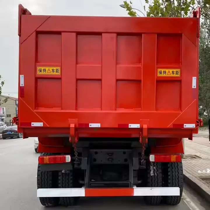 Новый красный грузовик для доставки ДАЛЬНОБОЙНЫЙ коммерческий