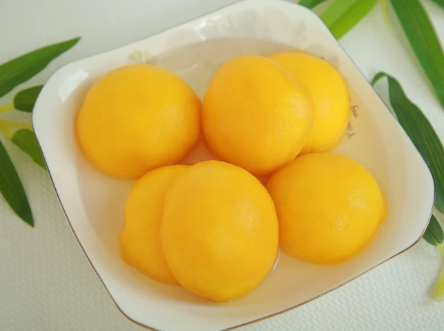 Горячая распродажа свежие консервированные желтые персиковые фрукты в легком сиропе оптом вкусные кости