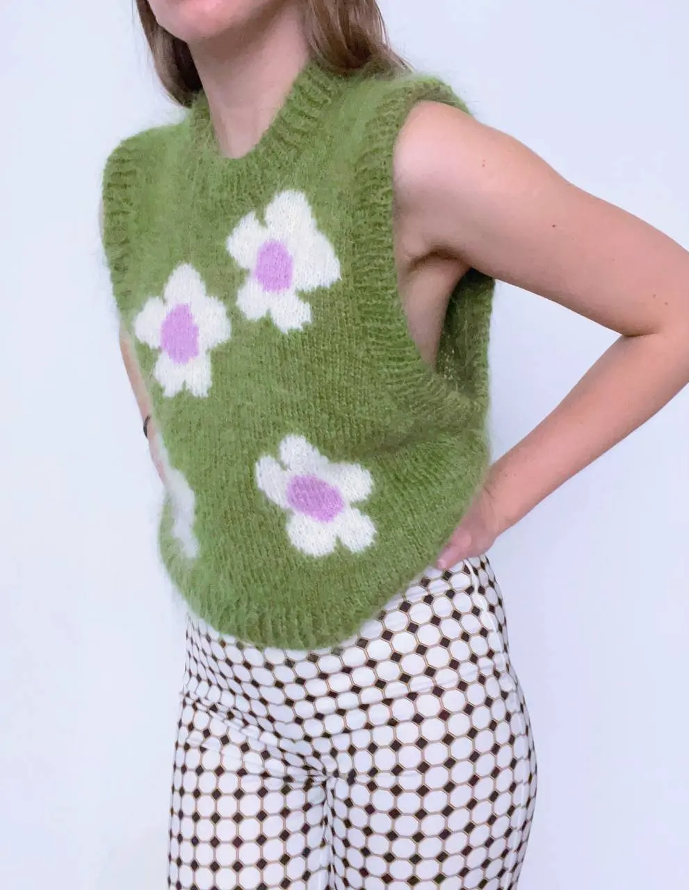 2024 Wholesale Custom Service  Summer and Spring Stylish  Flower Decoration Design Knitted  Top Vest Sweater for Women