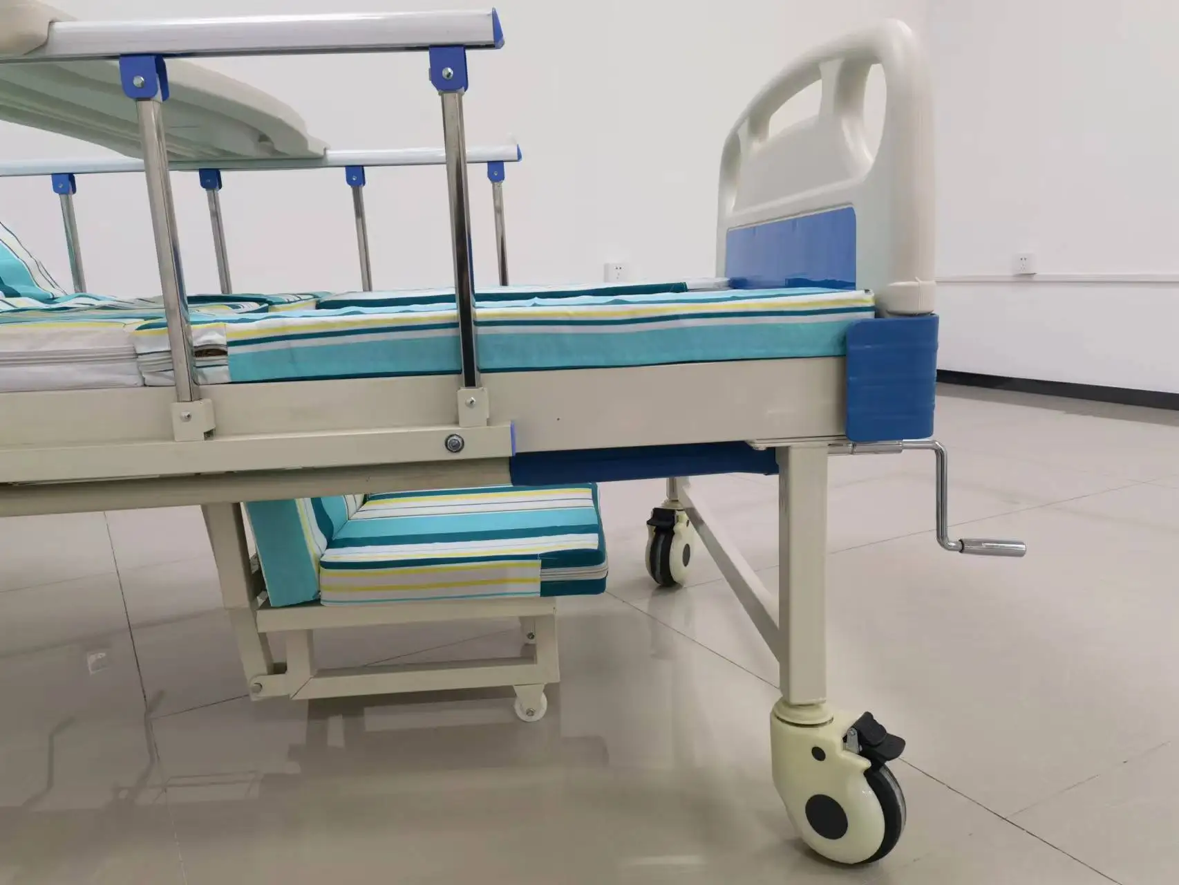 5 functions Manual hospital bed with toilet bedpan with 3 crank patient bed for paralyzed use