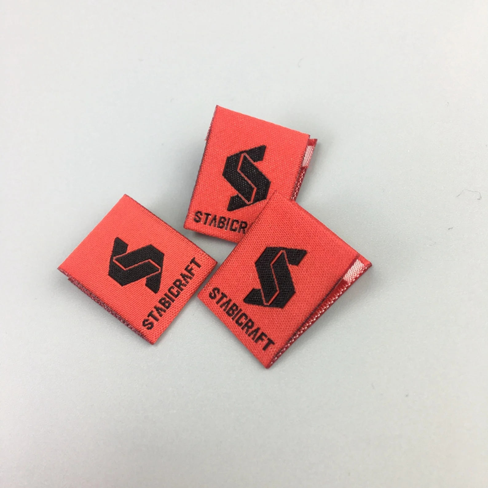 Custom sleeve hem tags on T-shirt Pip clothing tag center fold woven label