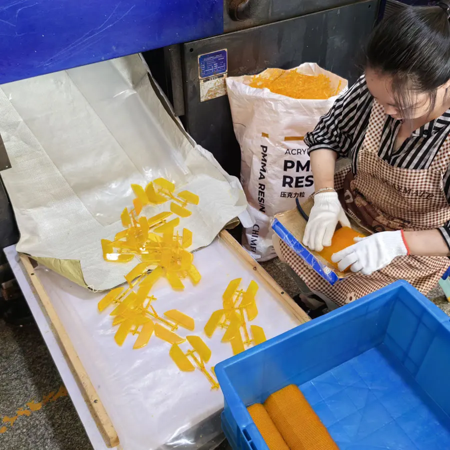 Customize Reflective Plastic Cateye Road Stud for Roads Eyes 3m Reflectors Price Cat Eye Reflector Manufacturer