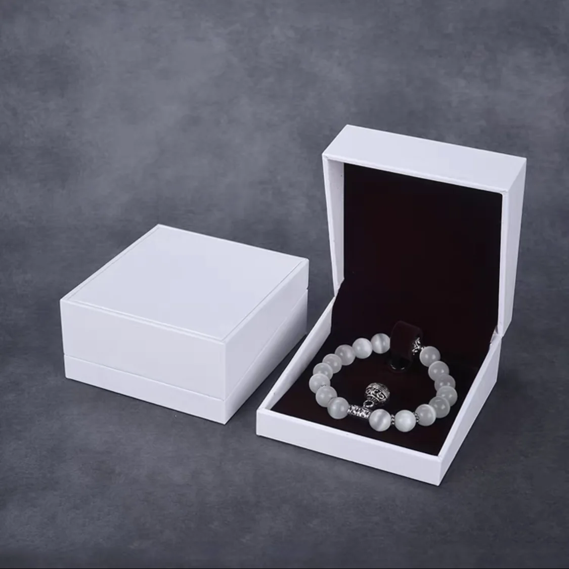 New style black/white/red/deep blue Bracelet Gift western perfume big velvet magnetic closure jewelry box man with your logo