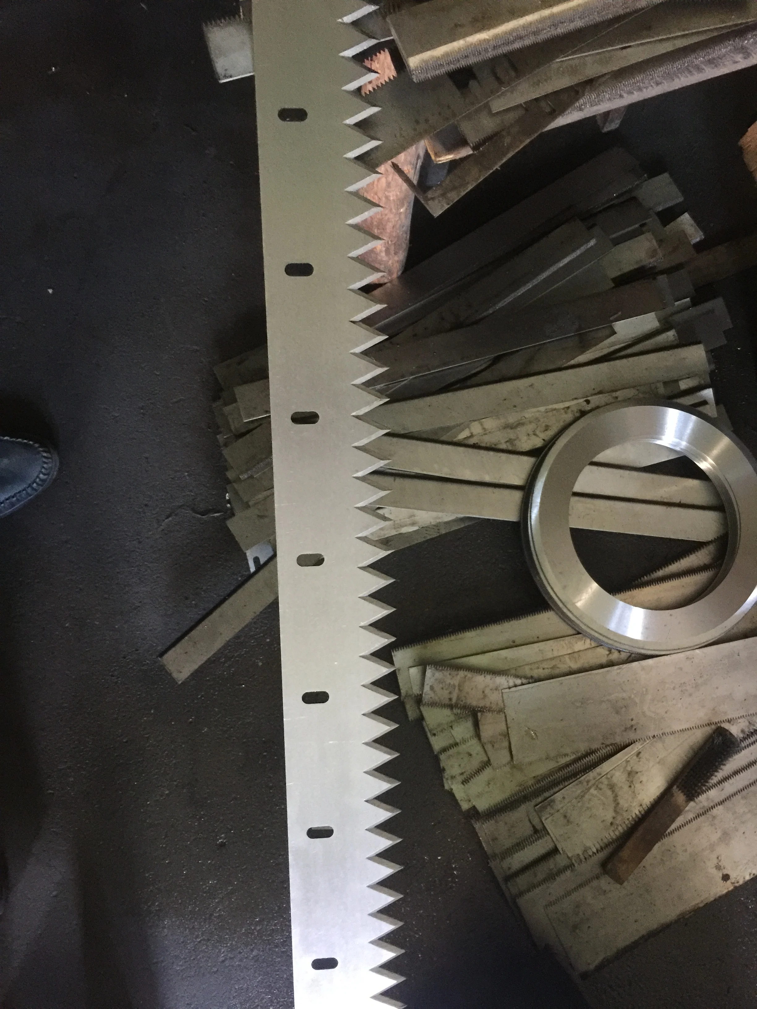 Serrated blade, thin-film plastic tooth-shaped cutting blade, high-speed steel material serrated long knife