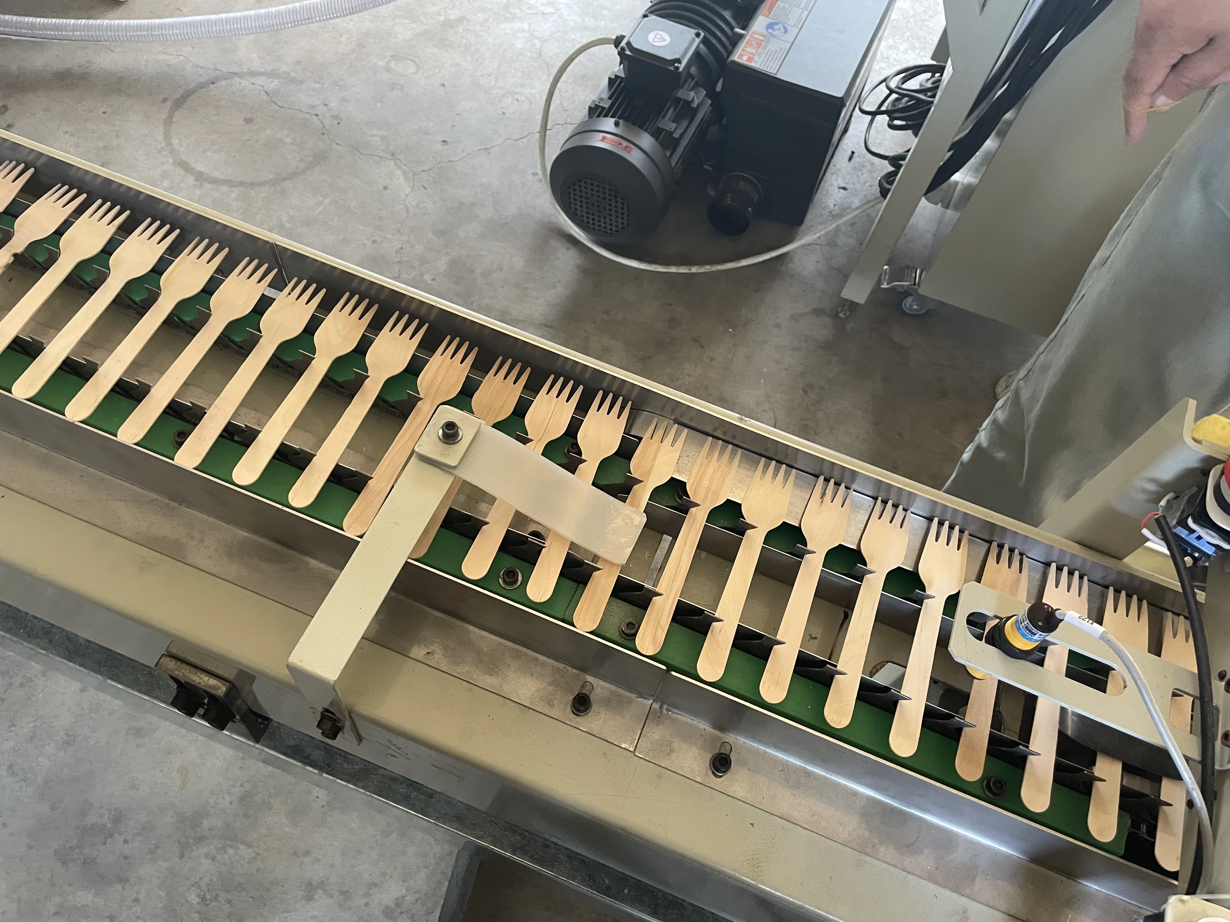 GLC high speed automatic efficient disposable wooden spoon molding machine machinery wooden cutlery making