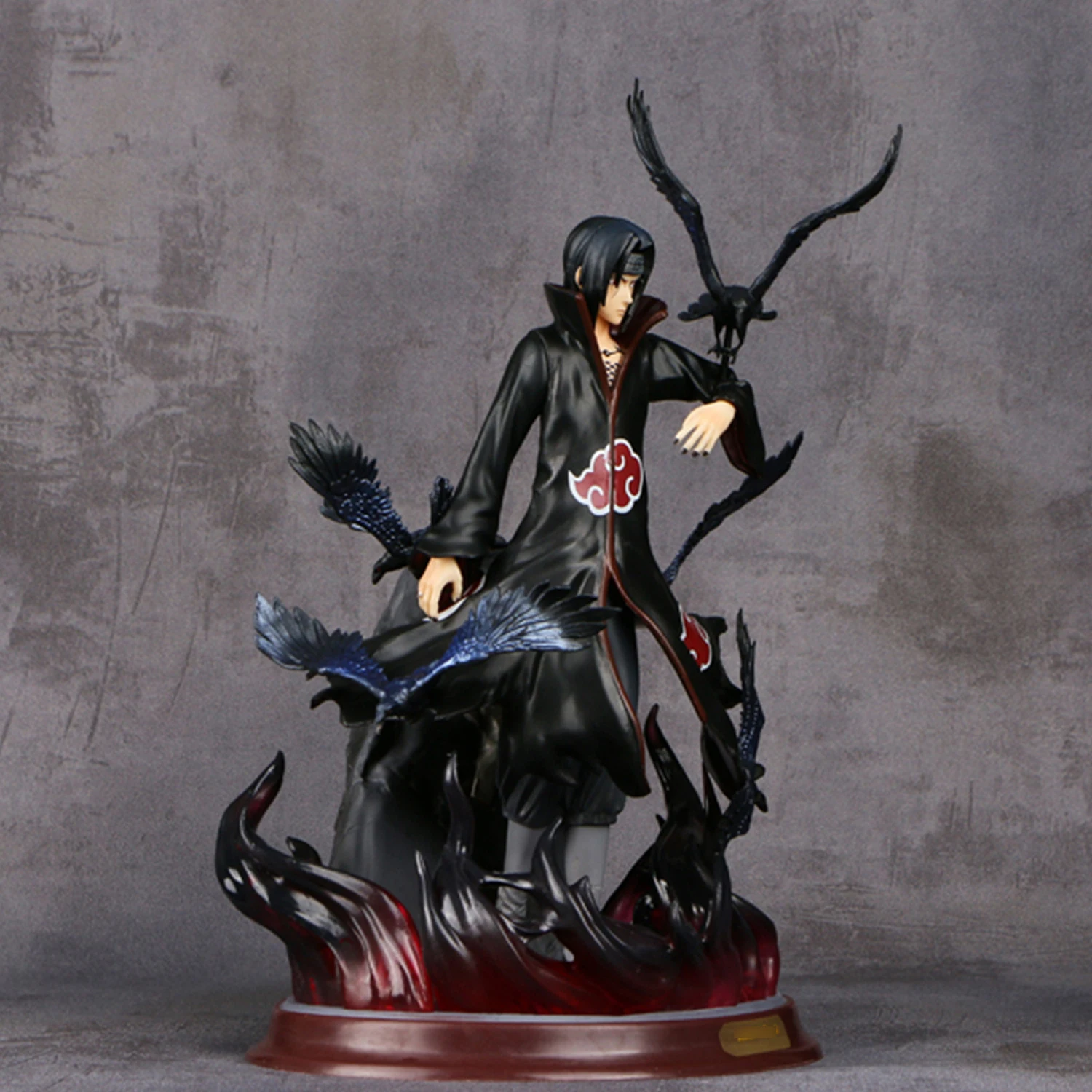 Оптовая продажа аниме Akatsuki Uchiha Itachi статуя ворона из ПВХ