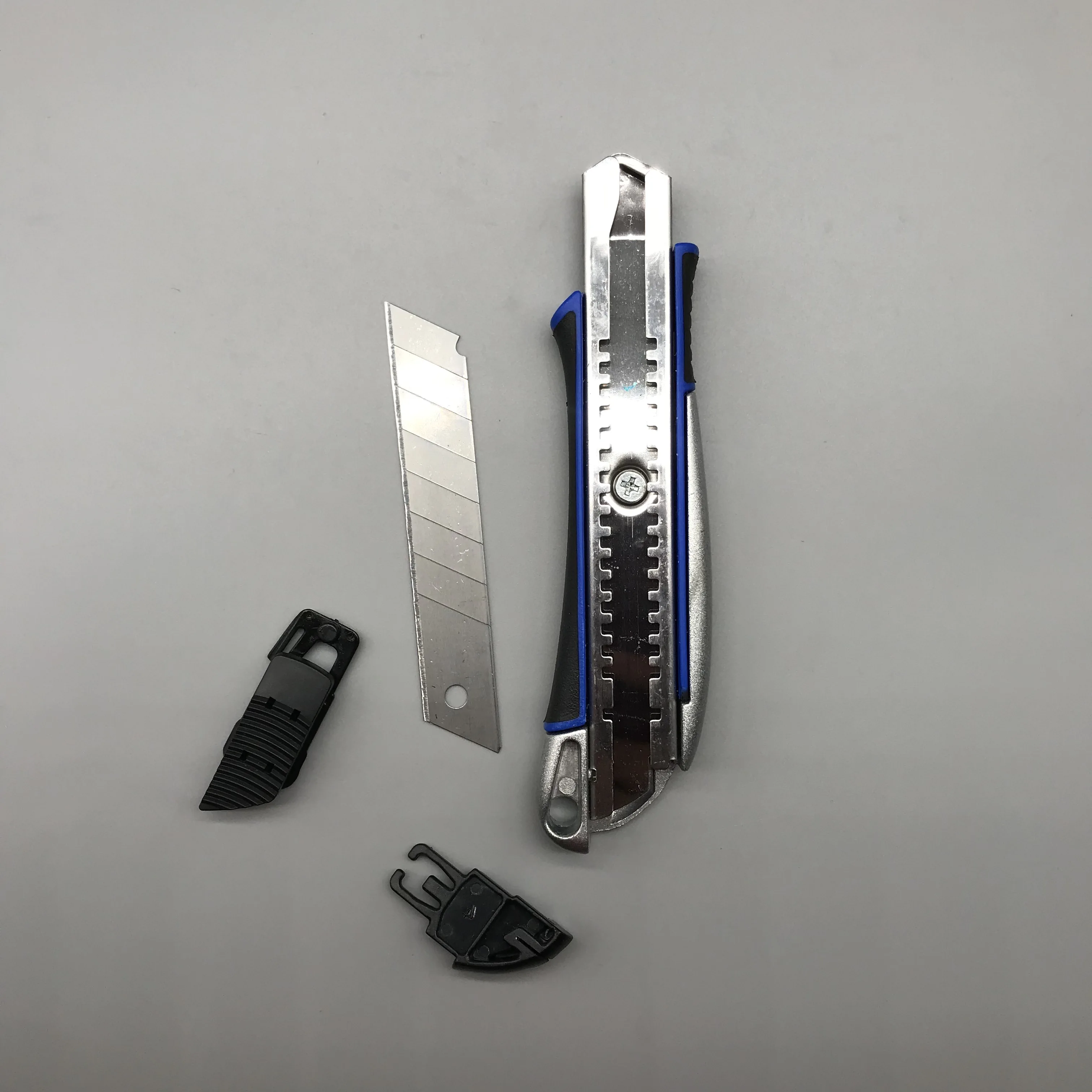 Slivery aluminium alloy handle sliding blade snap off utility safe knife 18mm