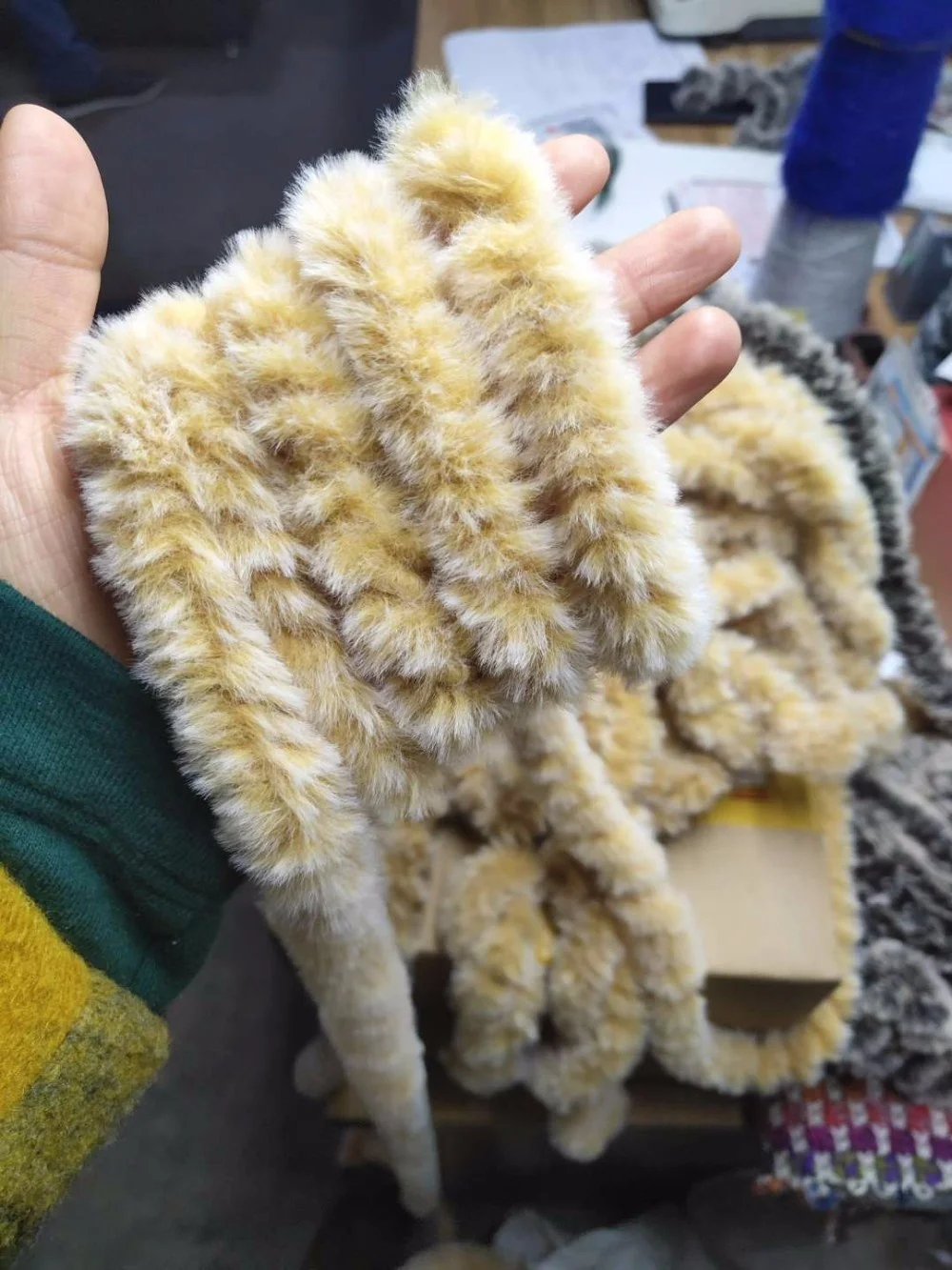 Много цветов 100% полиэстер необычная искусственная меховая пряжа для ручной вязки