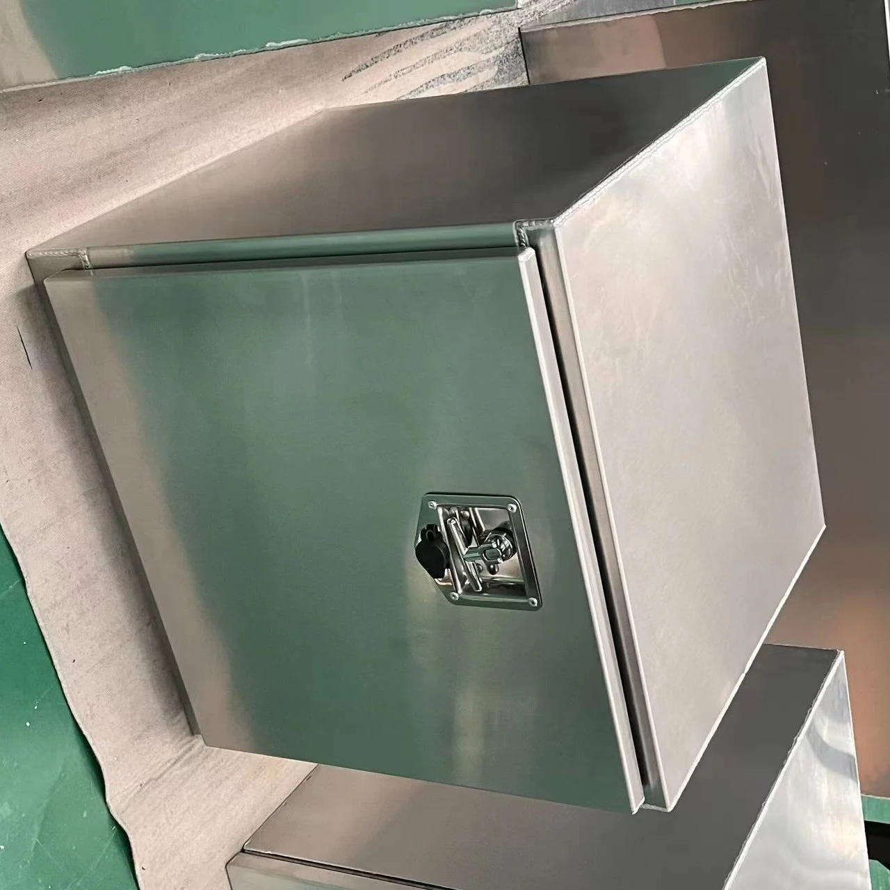 Truck Tool Box Pickup Truck Bed Toolbox Heavy Duty Aluminum Underbody Truck Box  with Lock & Keys Silver