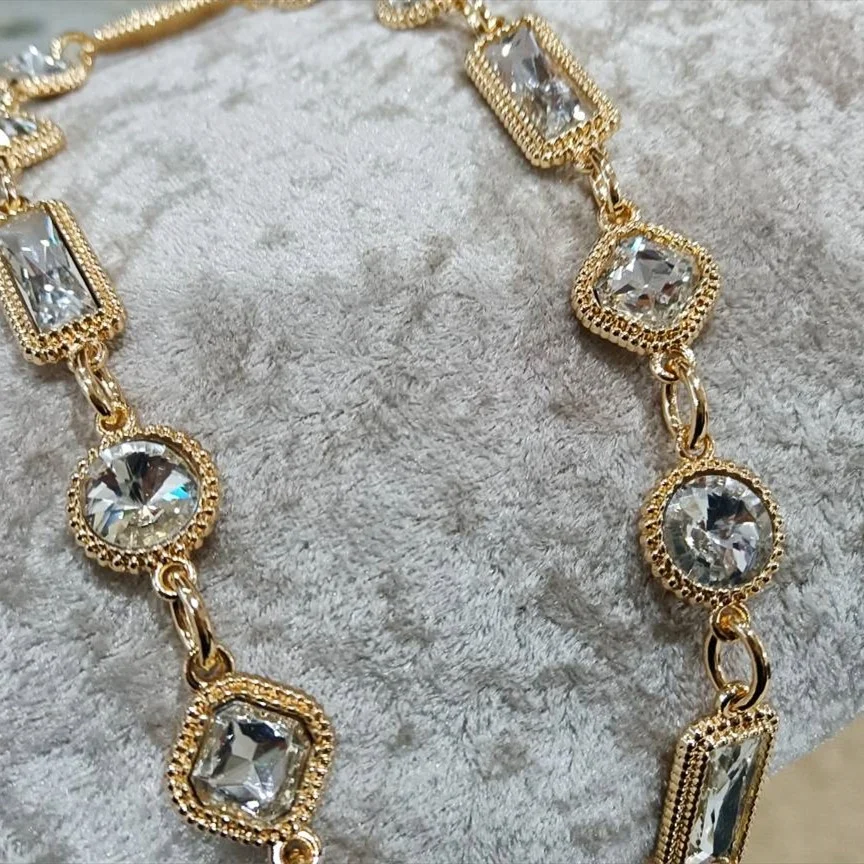 Блестящий металлический пояс с цепочкой и кристаллами