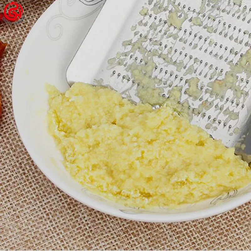 Wholesale and kitchen gadgets grinding the garlic creative household multi-functional stainless steel garlic press cutter