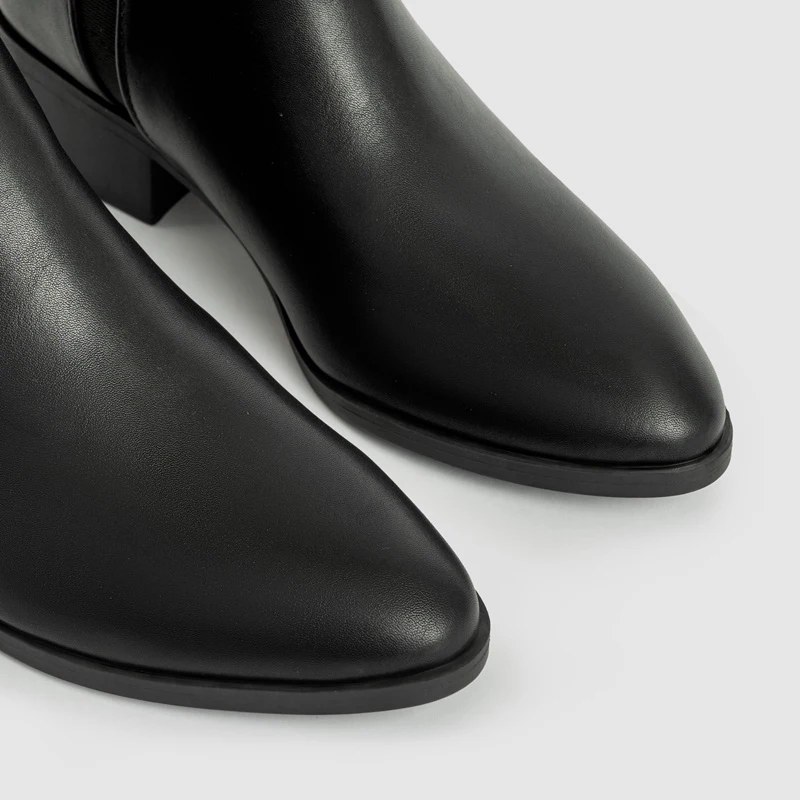 2024 autumn new Europe and the United States plus-size fashion boots classic all-match pointed leather Chelsea boots women