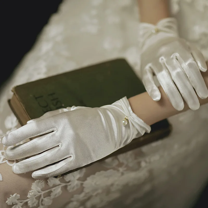 2022 Bridal Gloves Satin Short Elegant Vintage Lace White And Red Wedding Silk Dress Bridal Mittens