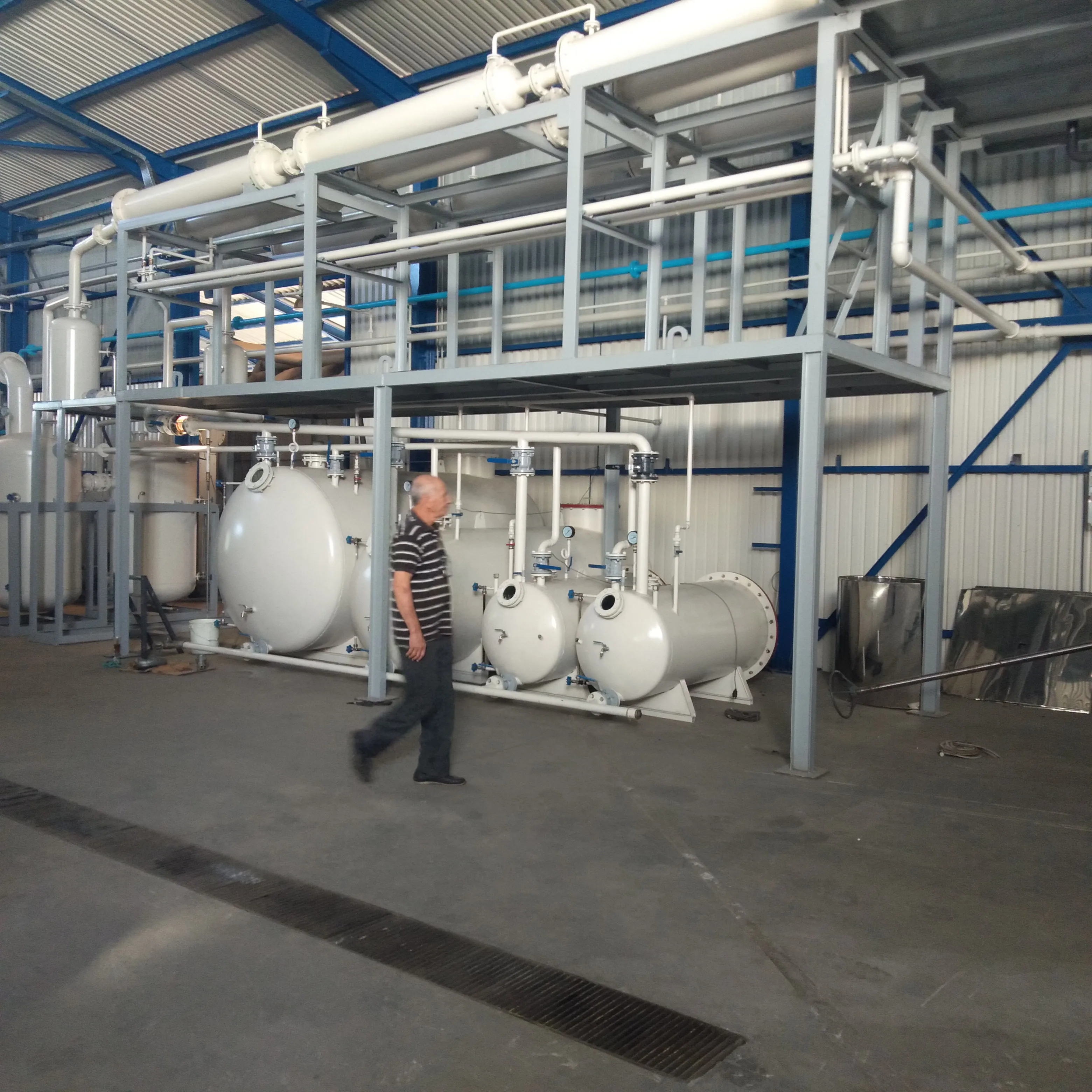 Continuous Working Machine for Mineral Oil Refining Using Vacuum Distillation