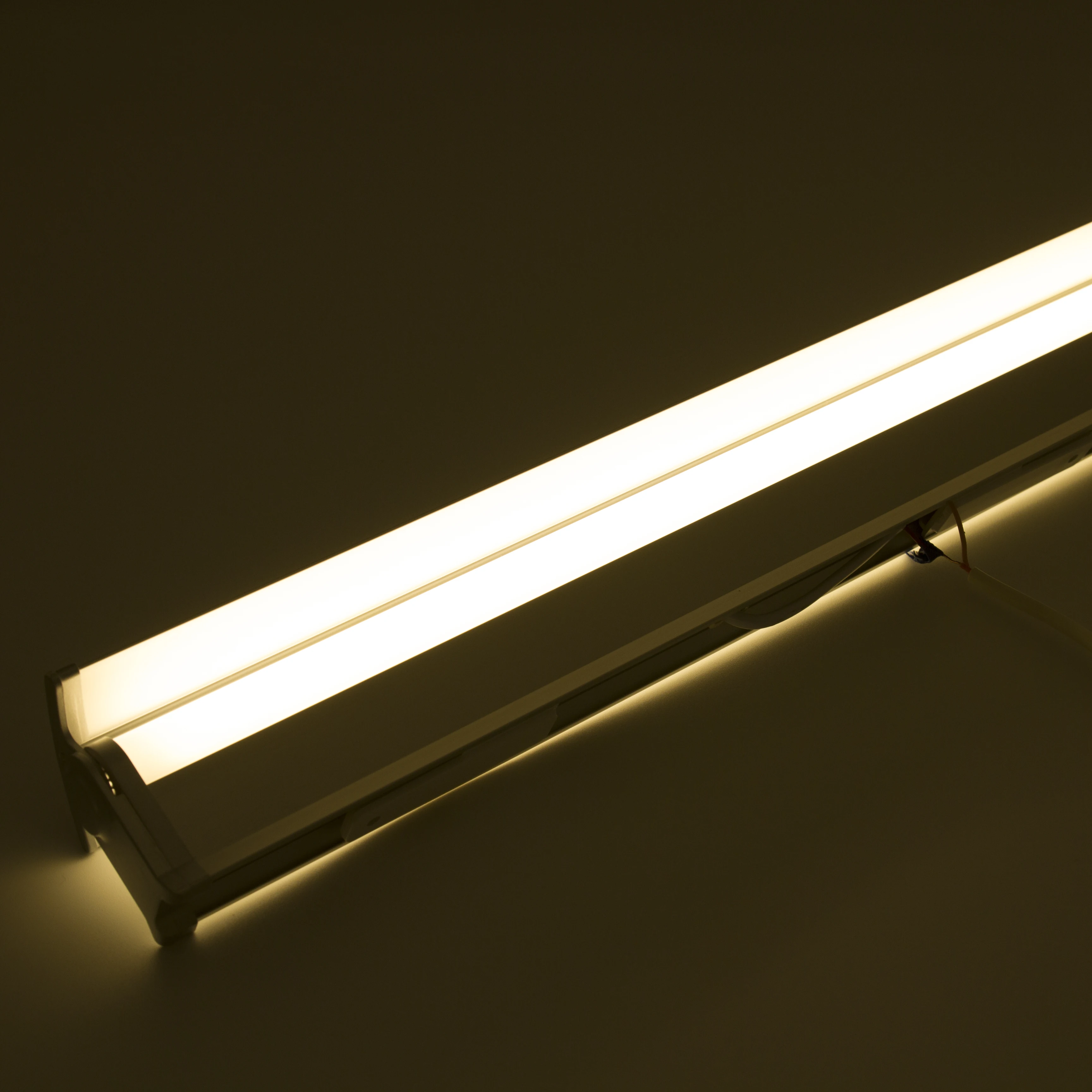 
AC120-300V Color Changeable 18W SMD2835 Aluminum Bathroom LED Light 