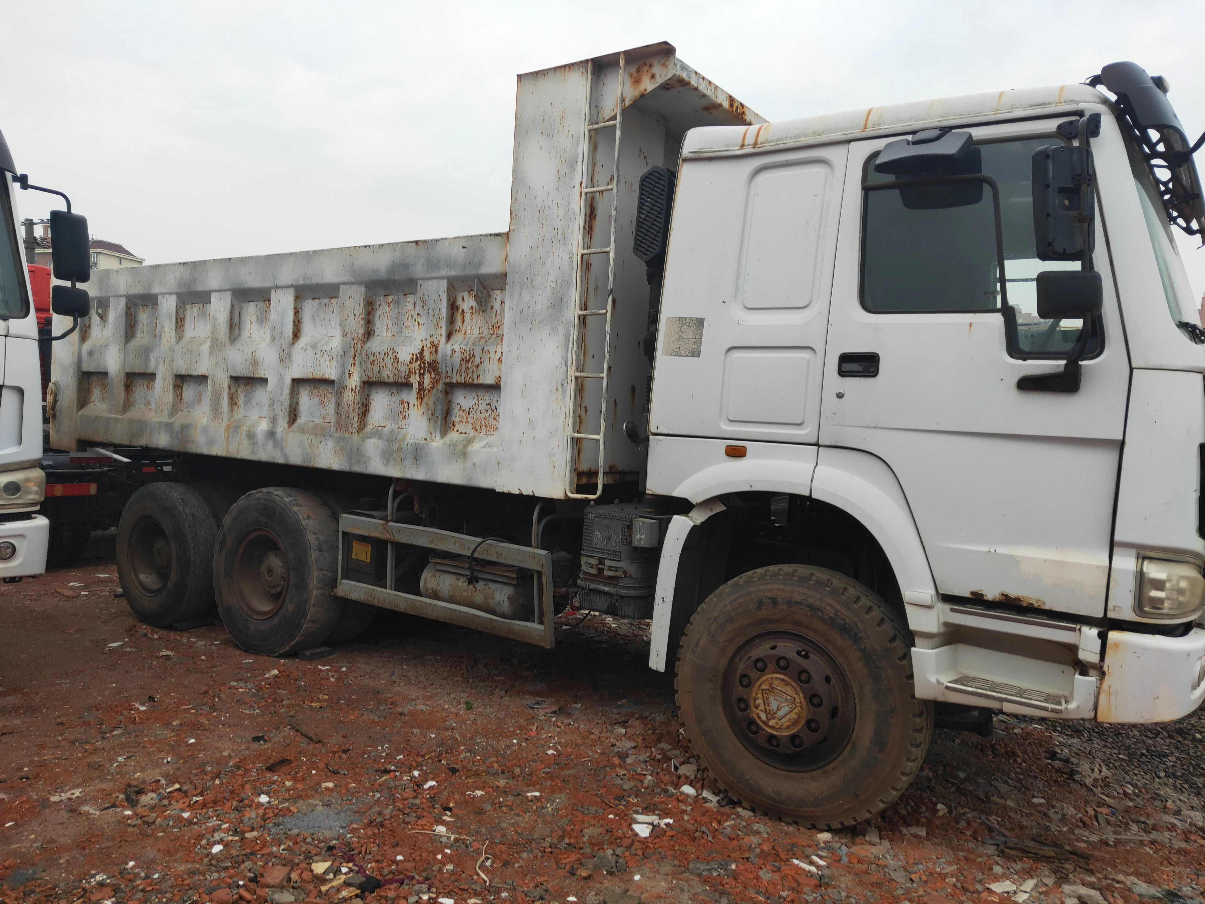 China howo truck price used sinotruk howo 6X4 dump truck tipper for sale