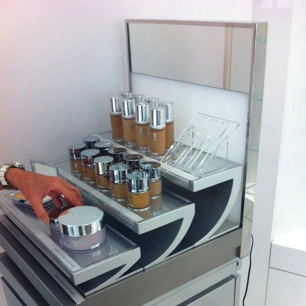 Fashionable High Quality Customized Cosmetic Display Stand With Led Light For Wholesale