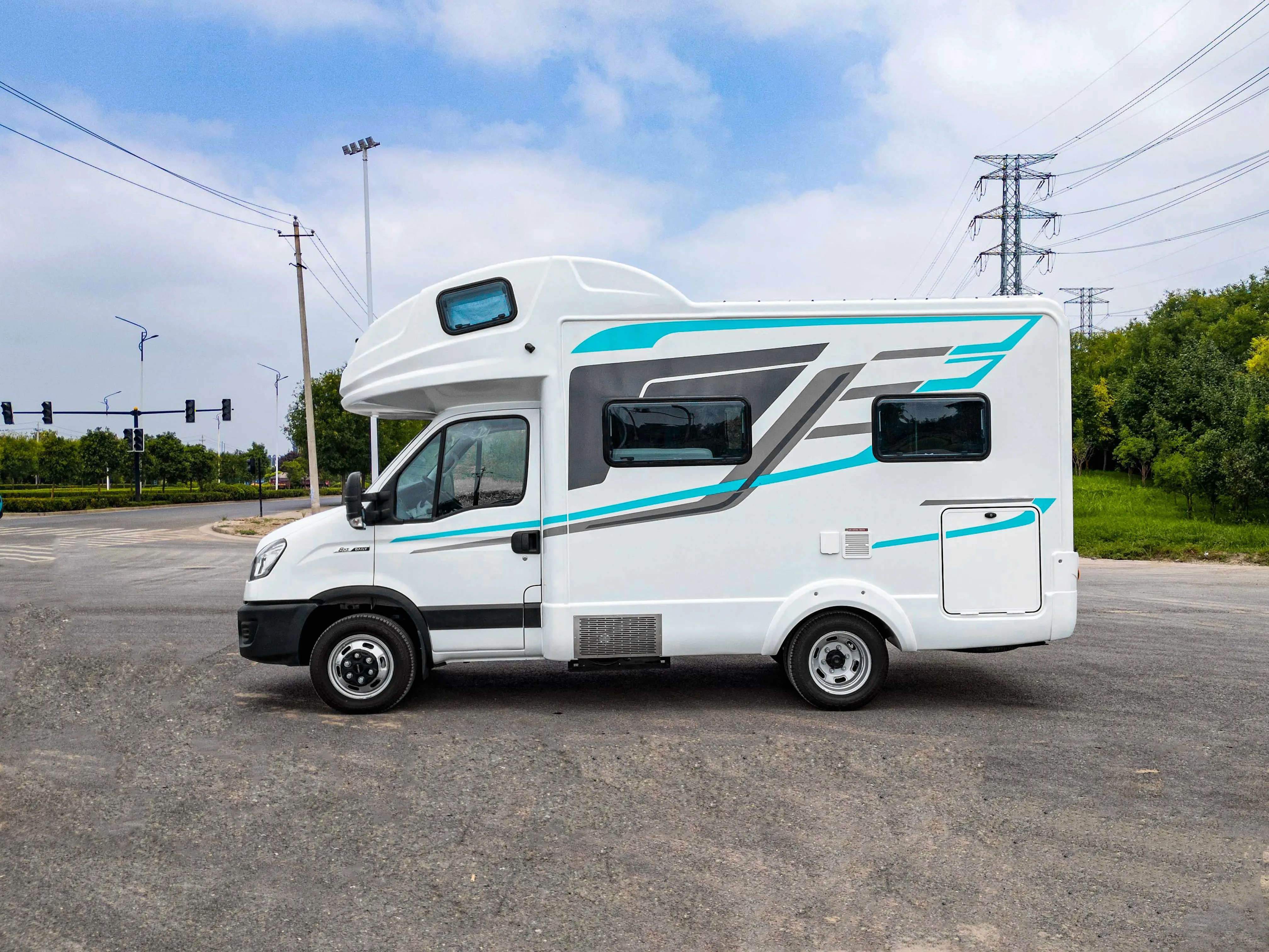2024 C Type Recreational Vehicle 125KW Diesel Engine Limousine Car With Electric Height-Adjustable Table Rv Camper