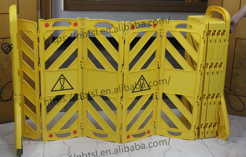 New Arrive Yellow Plastic Mobile  Expandable Barrier Barrier for Traffic Control Road Barrier on Wheel