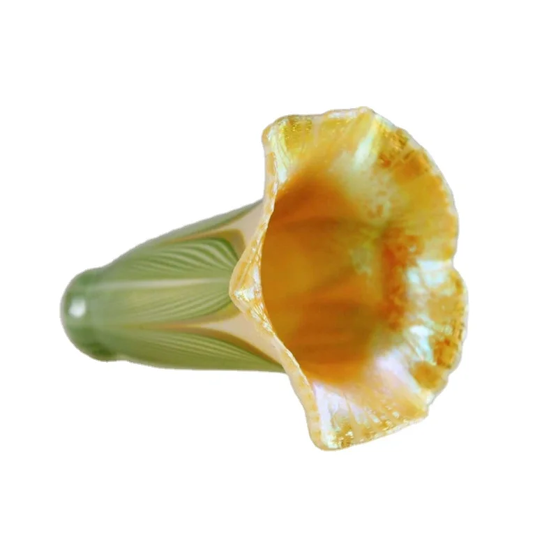 Античная стеклянная лампа оттенка зеленого белого и золотого цвета натянутое перо