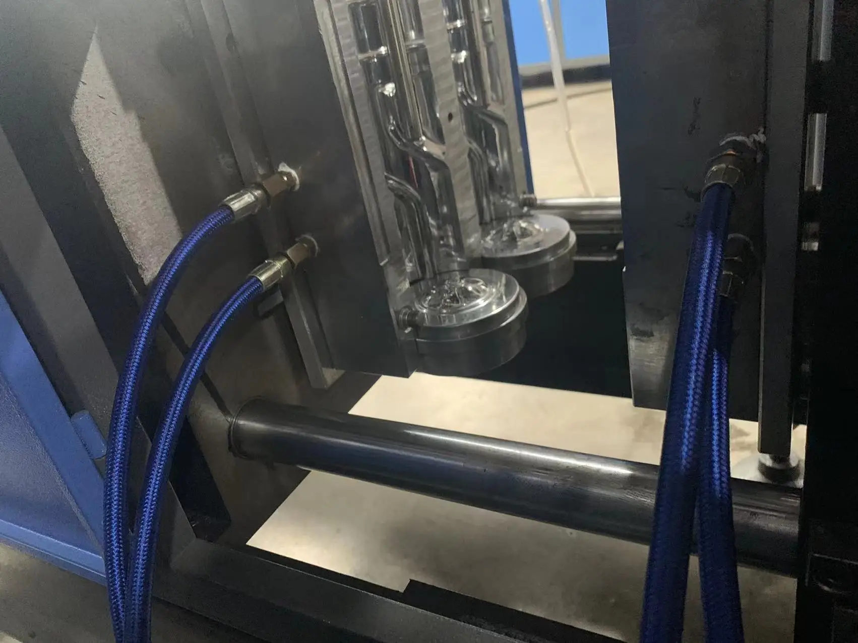 2 cavity high temperature resistant water bottle  semi blowing machine  mold auxiliary machine