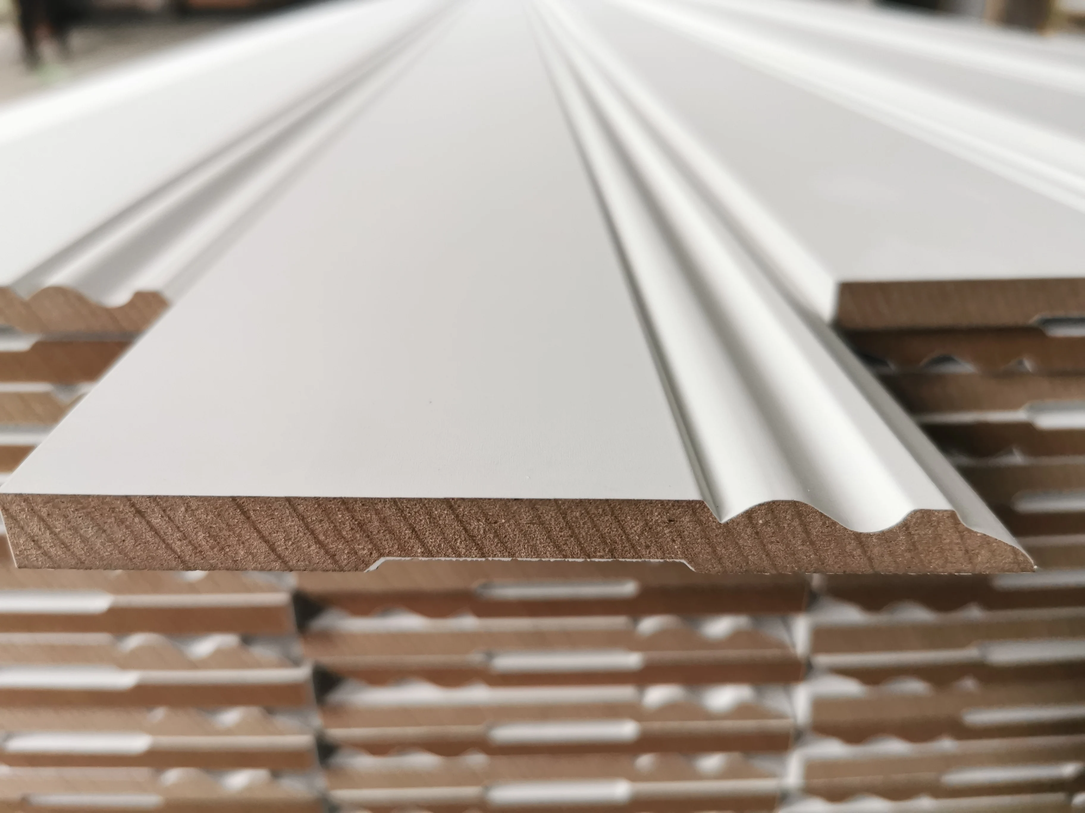 White Primed MDF Moulding 8ft MDF Baseboard Kiln Drying KD MDF Skirting