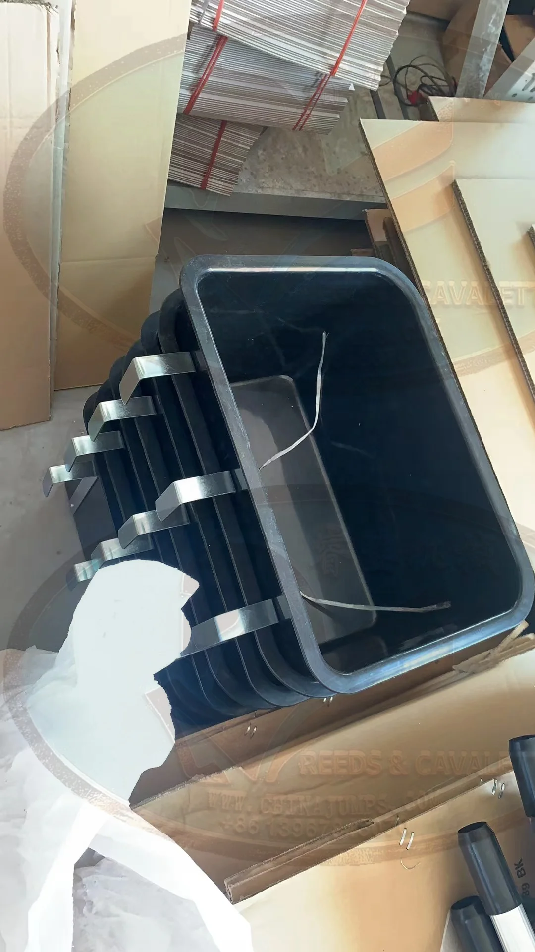 Cavaletti High Quality Square Plastic Stables Horse Feed Buckets Easy Storage