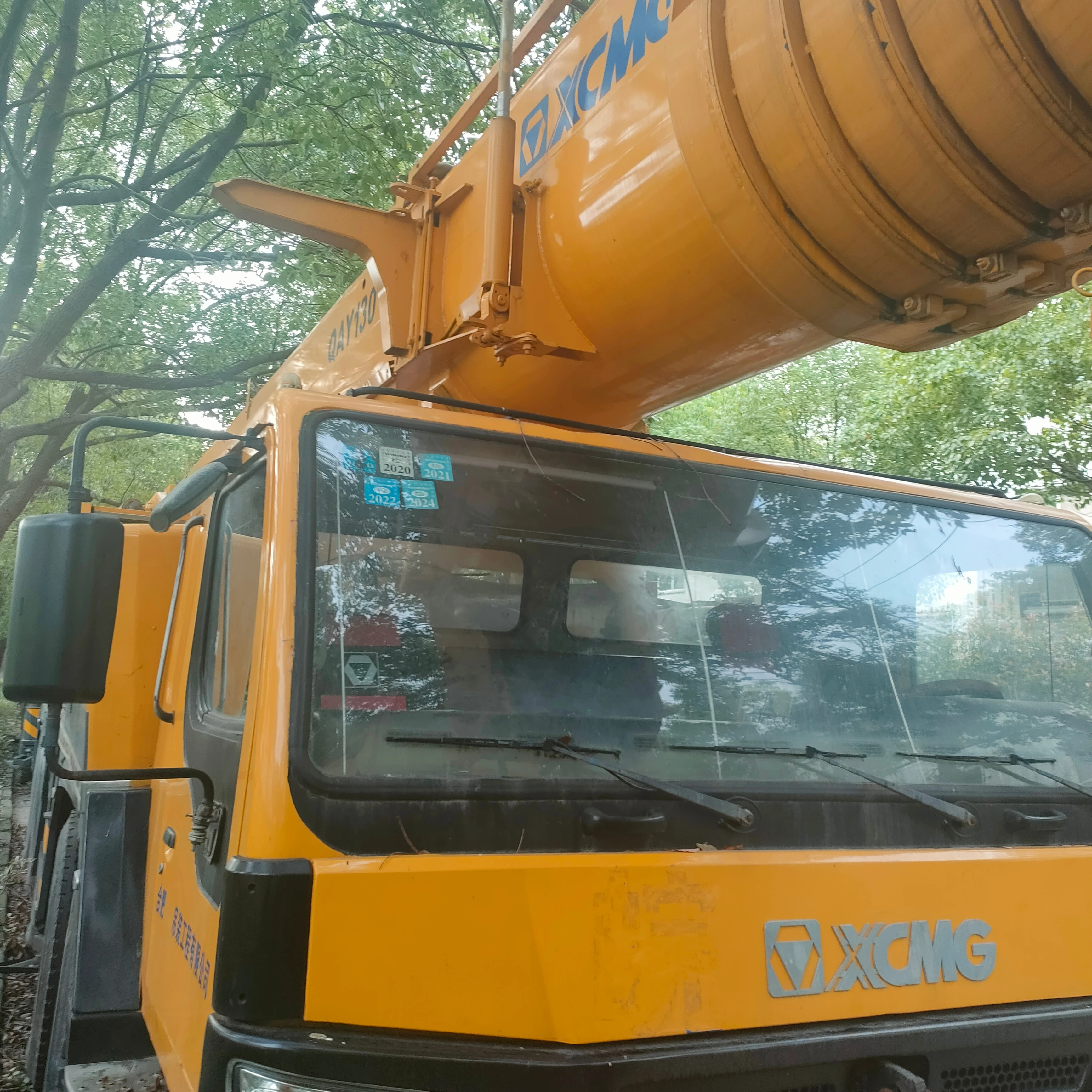 Оптовая продажа Лидер продаж китайский бренд оригинальная краска 130 тонн использованный кран QY130KC большой Мобильный автомобиль подержанный