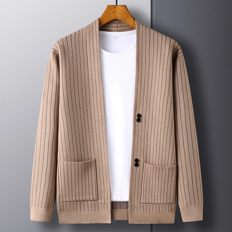 Мужской свитер с длинным рукавом приталенный в полоску на пуговицах спереди