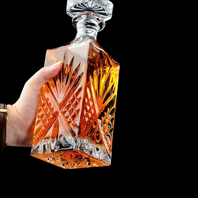 Wholesale Crafted Glass Decanter and Whisky Glasses Set Elegant Whiskey Decanter with Cocktail Glasses luxury gift set