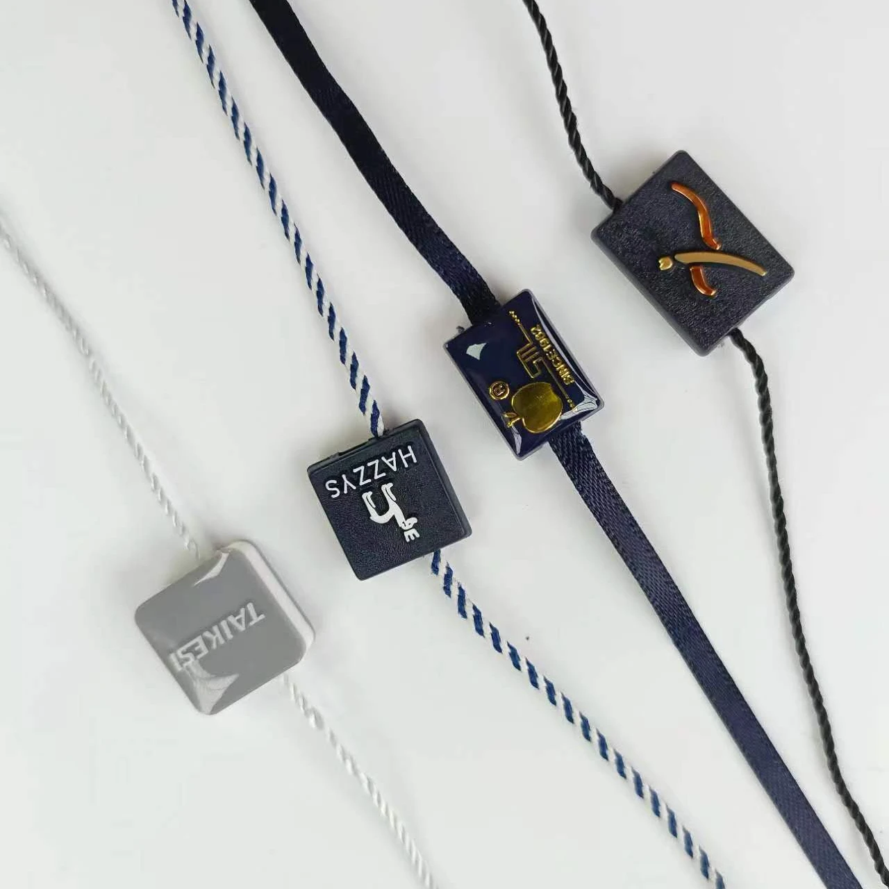 Manufacturers customized plastic clothing buckle lock pin ring label wax rope clothing sealing rope label hanging tag string