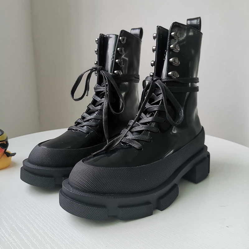 Прямая поставка, женские мотоциклетные ботинки из лакированной кожи с логотипом на заказ, женская обувь с заклепками, женские ботинки на платформе