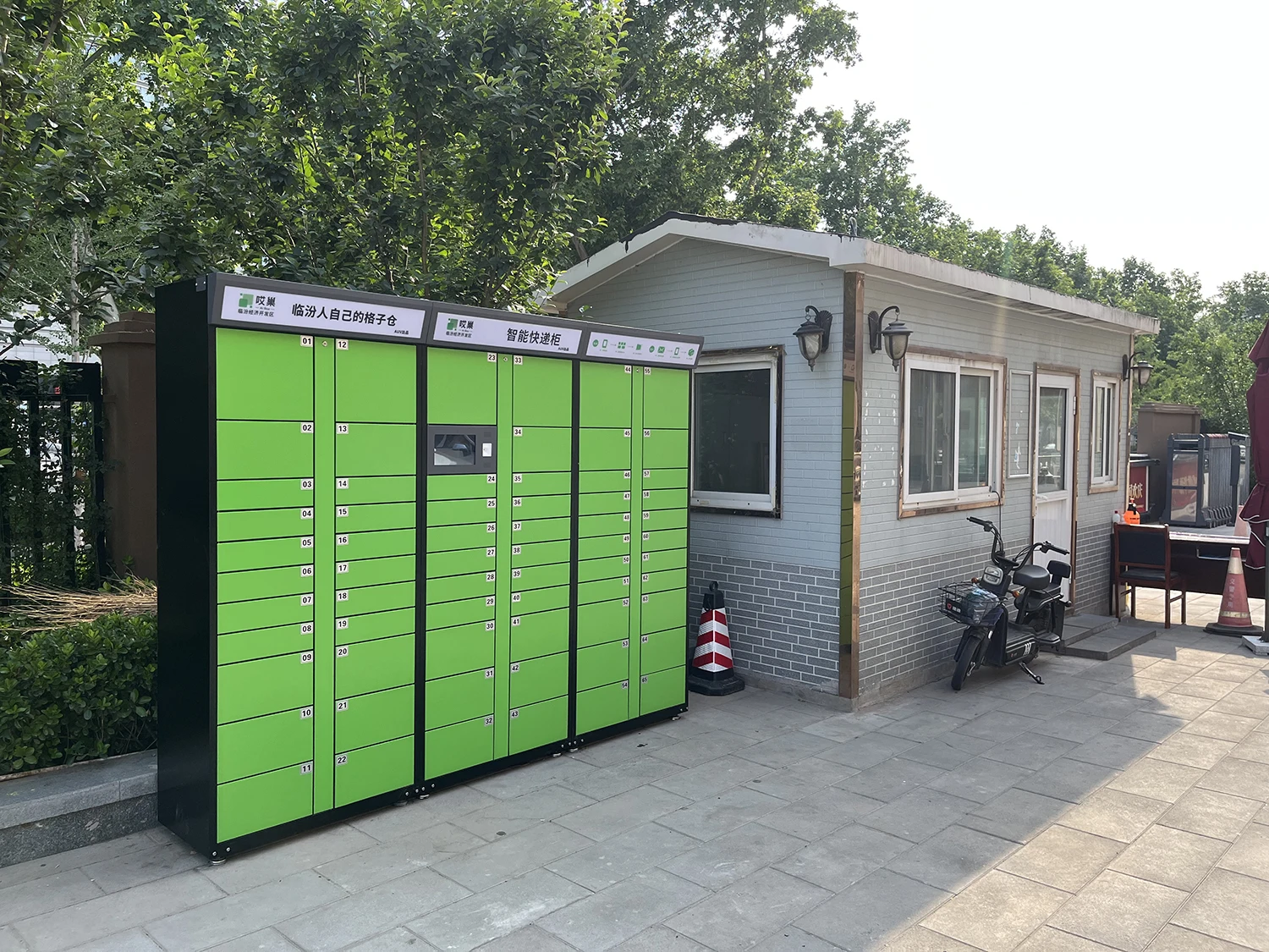 AUV Contact-less Delivery Smart Intelligent Parcel Package Locker With Monitoring System