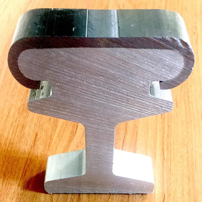 Third current conductor contact rail for metro