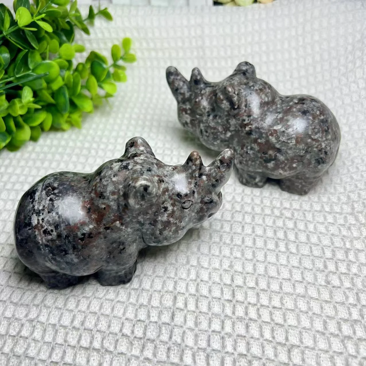 Selling Large Size Yooperlite Rhino Carving UV Fluorescent Yooperlite Spirit Healing Crystal Animal Home Decor