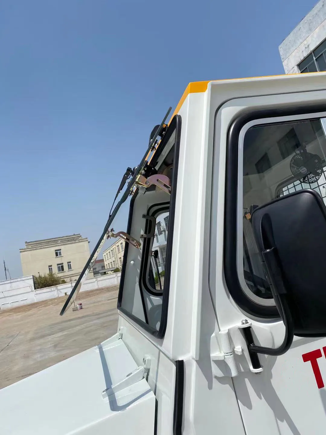 Airport Ground Support Equipment New Diesel Mini Towing Luggage Tractor Truck Price