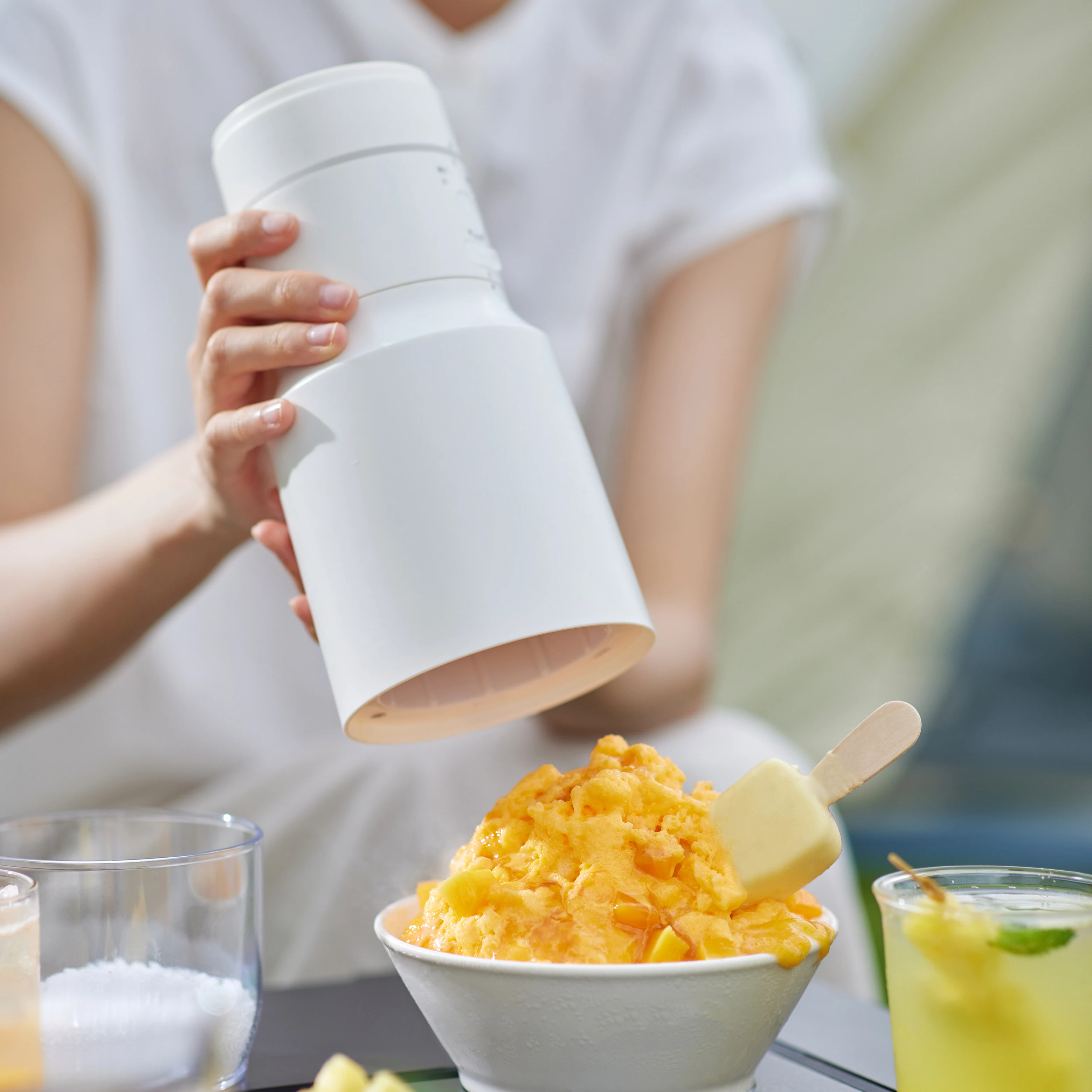 Household Small Ice Cube Crusher Strong  Ice Shaver Machine Use Sport Portable Juicer Cup