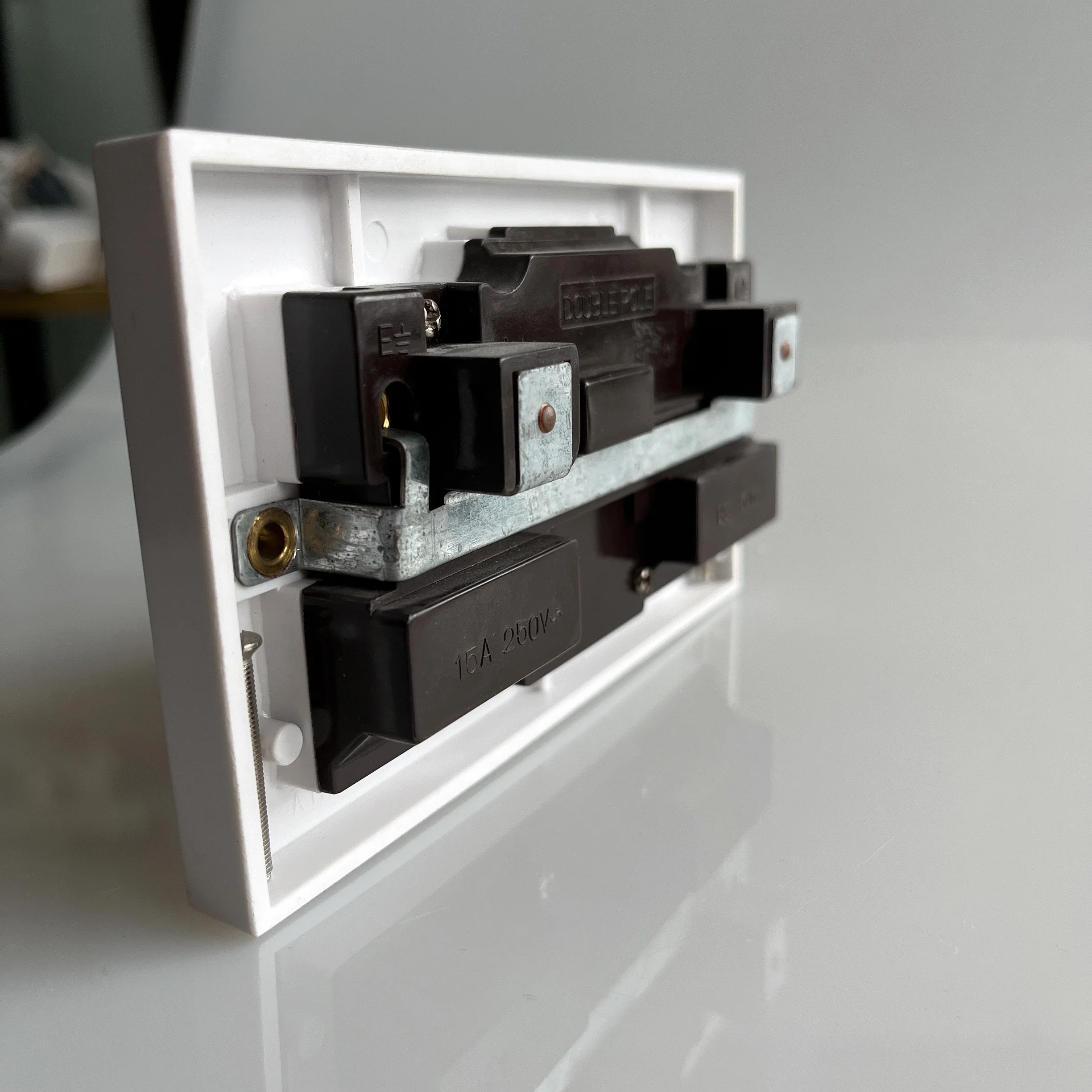 High Quality For home bedroom bakelite British wall socket switch  15A 2gang electric switch white switch socket