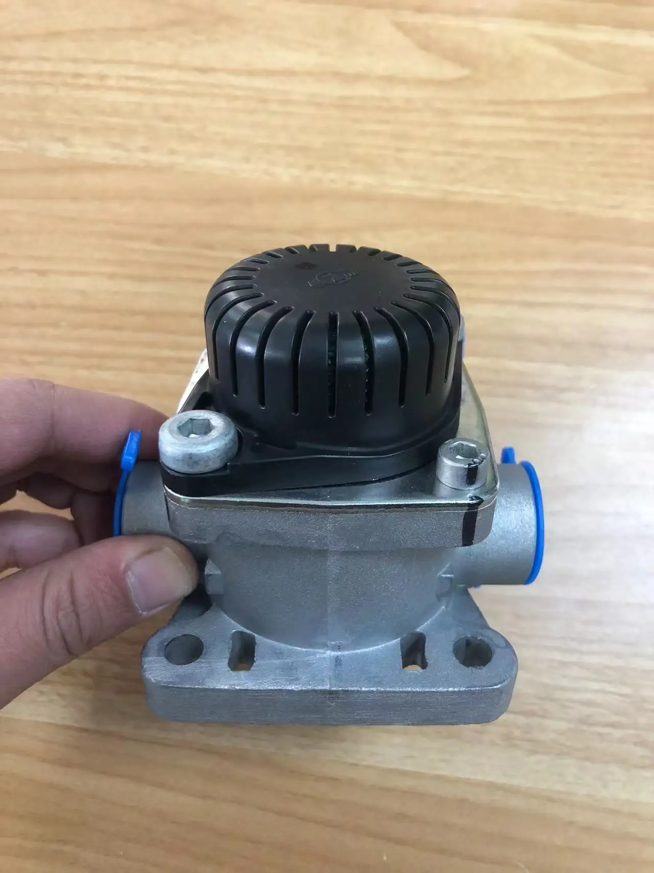 Оригинальный KNORR-BREMSE AC579BK K158597 ускорительный клапан подходит их можно использовать для поездок на поезде автобусе европейских грузовых автомобилей и т. д