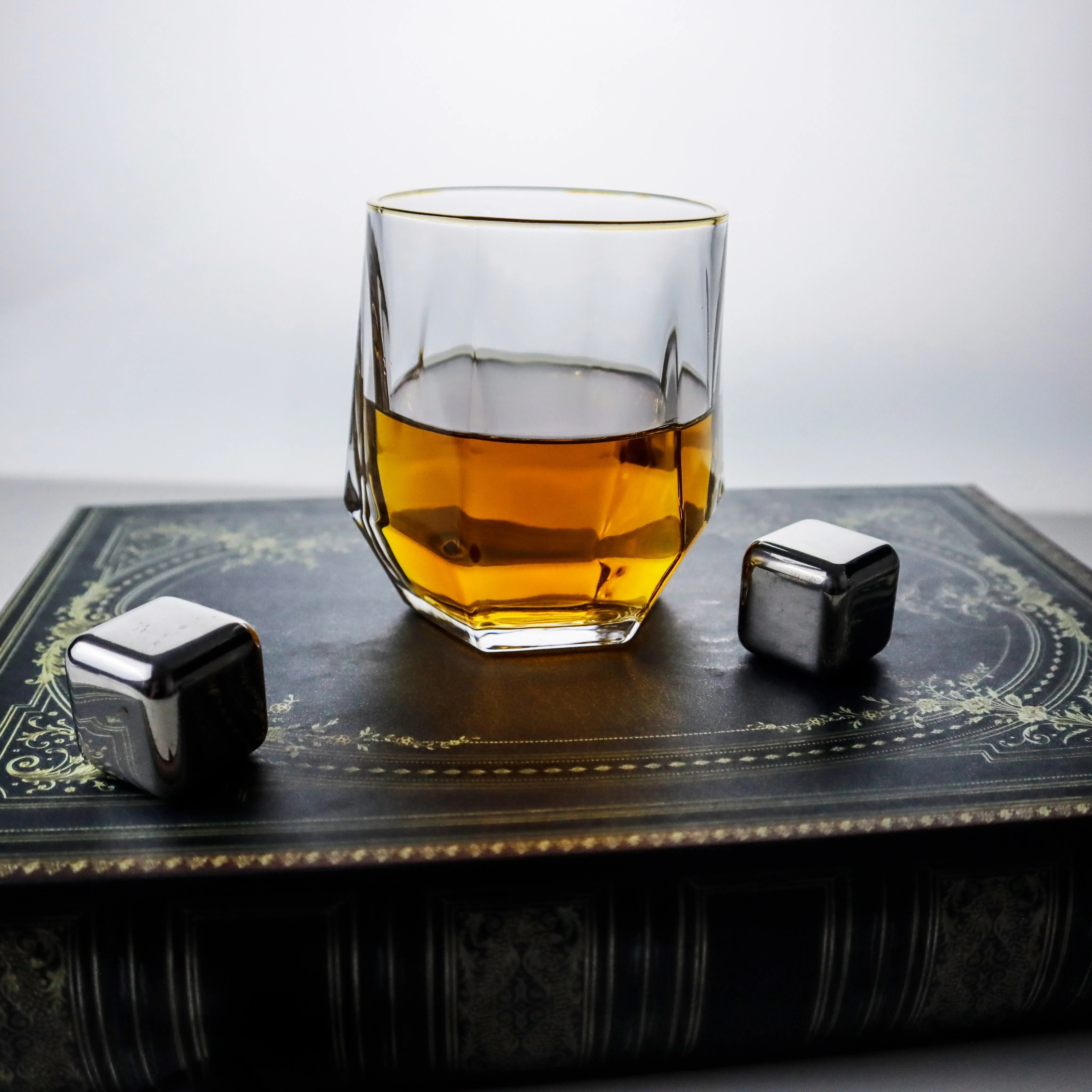 Hot Sell Customized Engraved Old Fashion Crystal Gold Rim Diamond Whiskey Glass