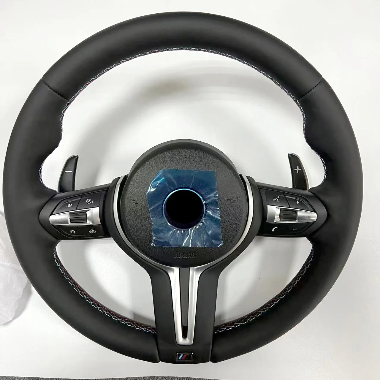 Кожаное рулевое колесо с логотипом для BMW f20 f22 f30 f32 f10 f39 f06 f12 f91 2 3 4 5 6 series по заводской цене