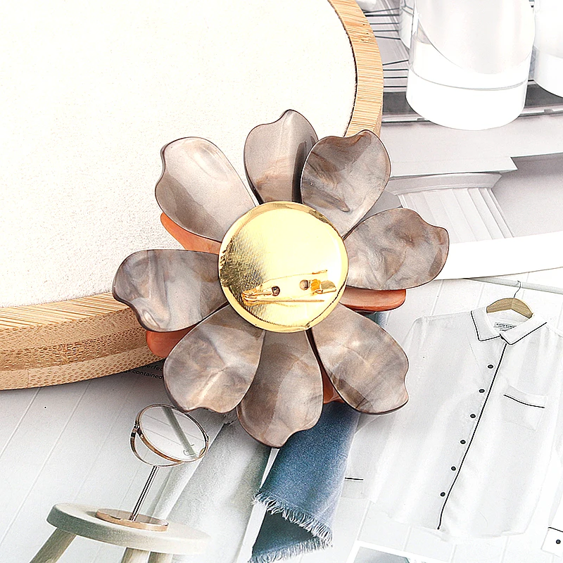 Custom brooch Acrylic sheet Handmade Crystal Flower Fashionable pins For Women Brooch