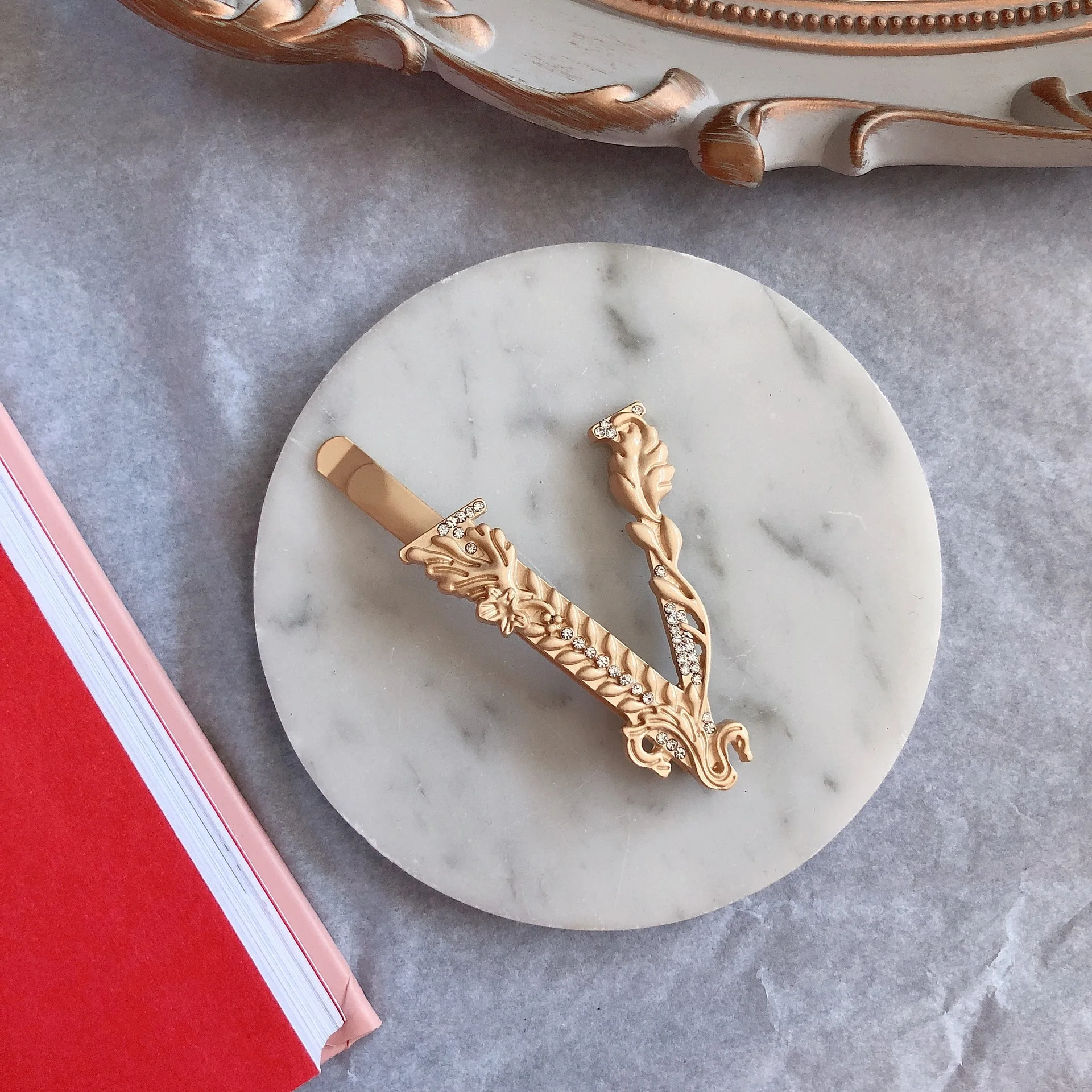 
CLARMER New 2020 morden features same v-shaped hydraulic diamond hairpin retro brass-gold hair clips for women 