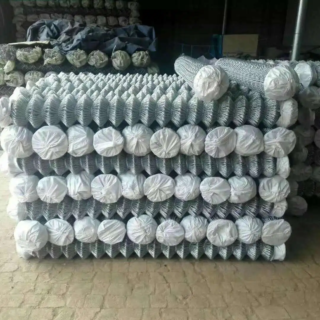 High quality electro/hot-dipped galvanized chain link fence cyclone wire mesh factory manufacturer