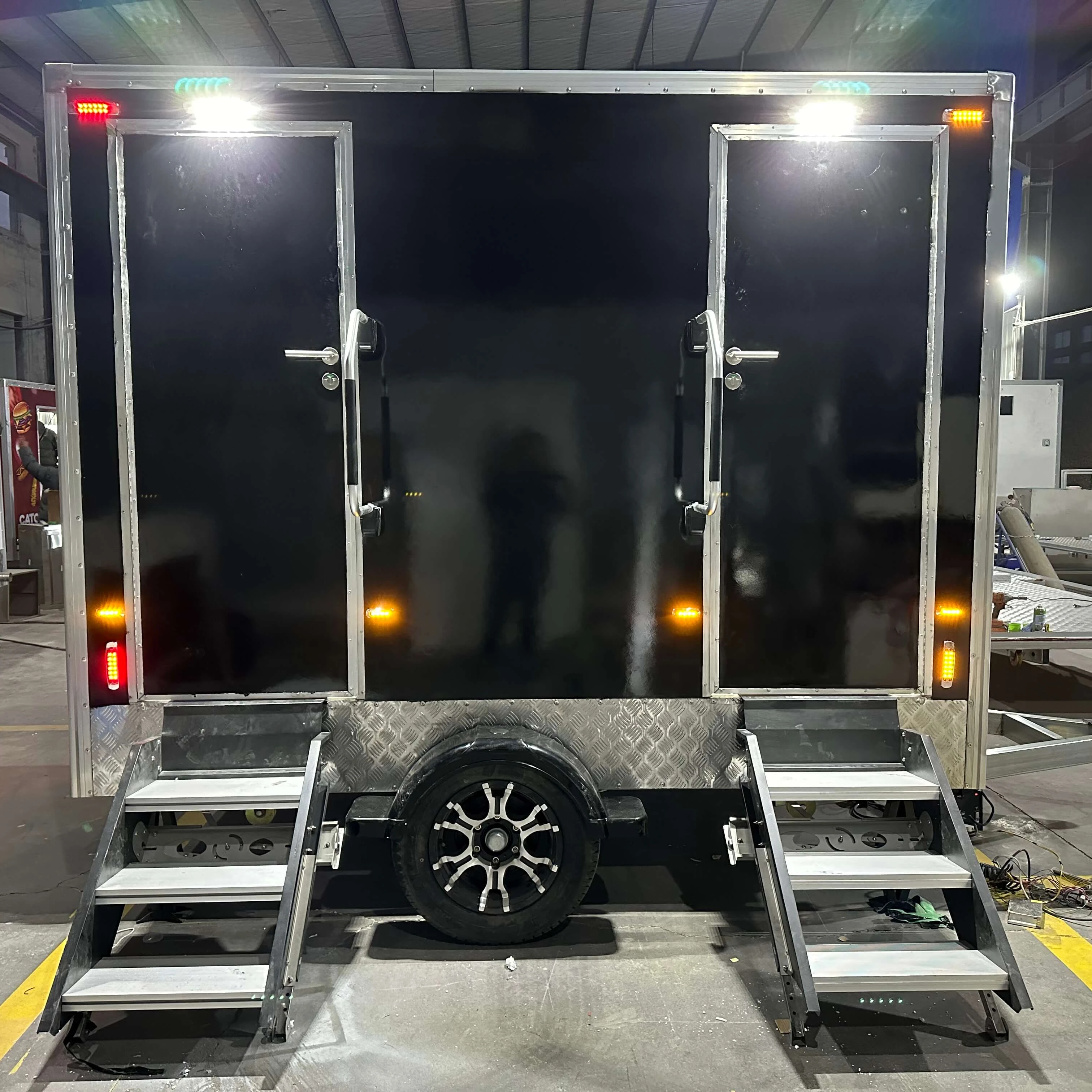 2024 Vip Mobile Luxury Portable Shower Washroom Restroom Toilet Trailer Outdoor Portable Manufacturers