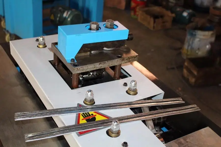 DDM duct lock forming machine  12/15DR Pittsburgh machine