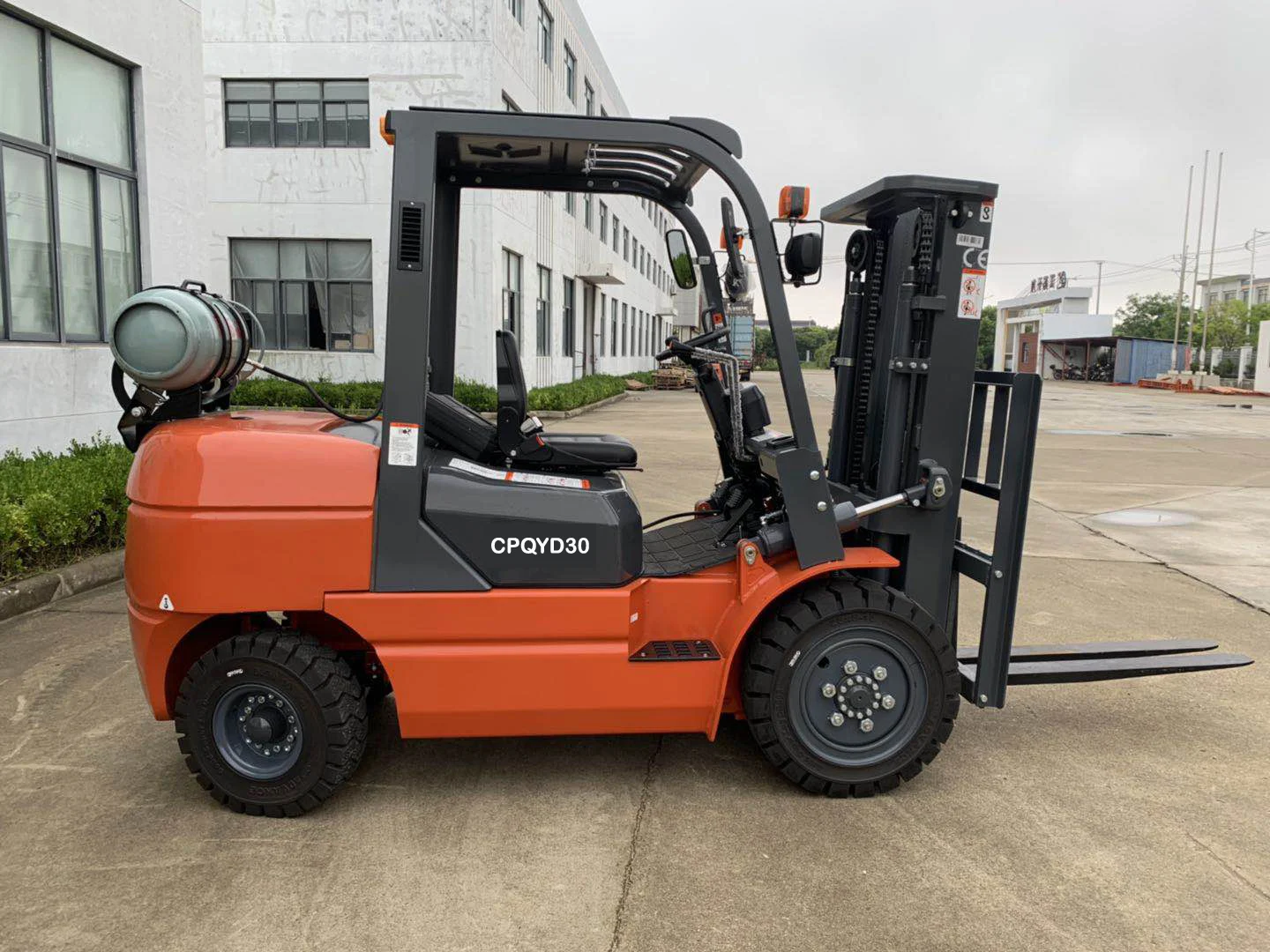 2T 3 Tons LPG Forklift With Japan nissan Forklift Engine