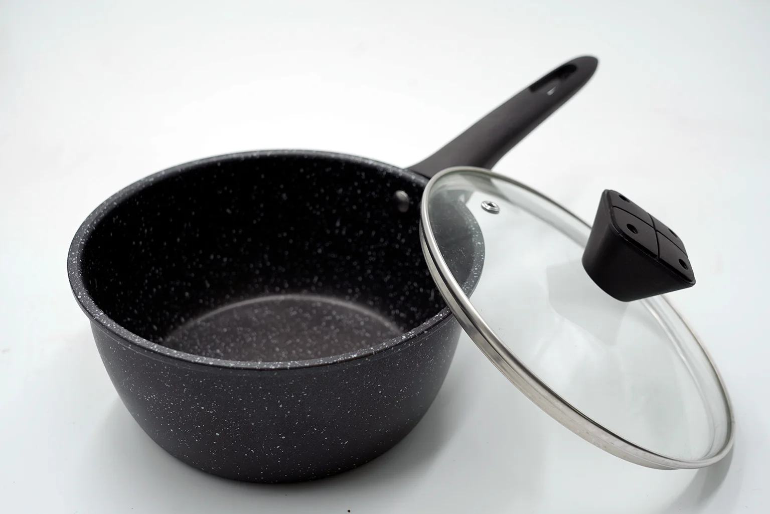 7-Piece Sustainable Iron Cookware Set Non-Stick Coating Fry Pans Bakelite Handles Induction Bottom Kitchen Use Food Preparation