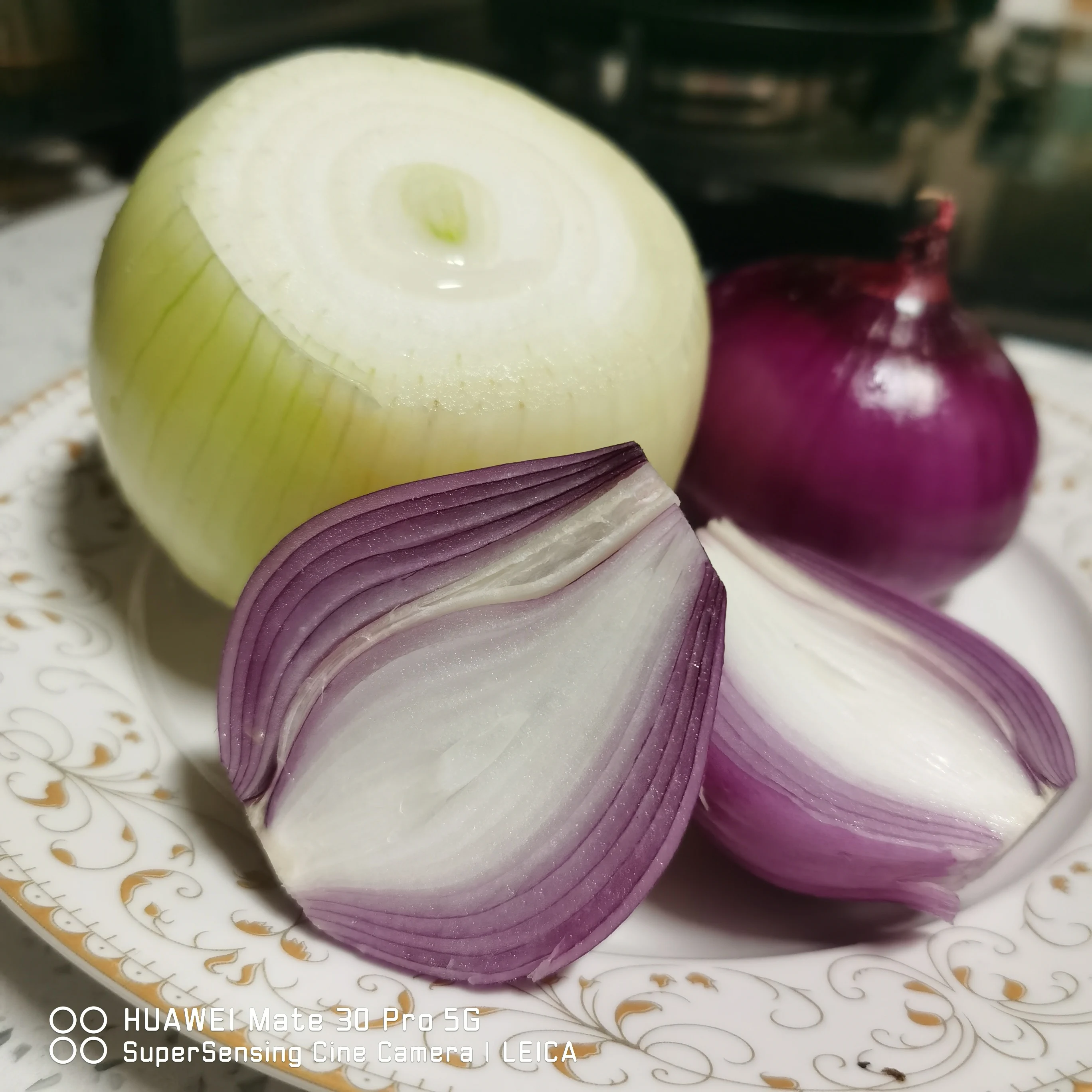 
Fresh Onions are red and yellow and cheap 