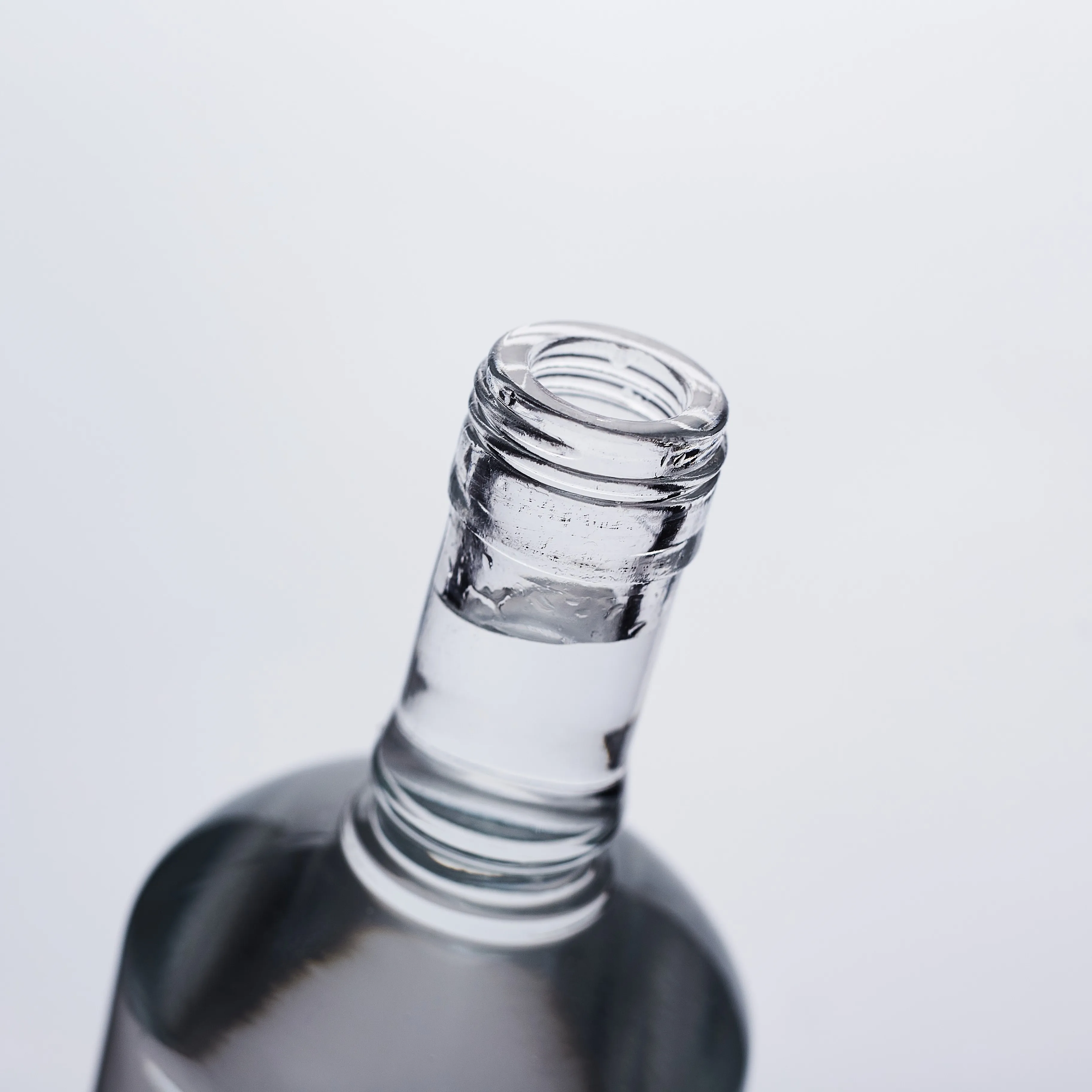 High quality 750ml alcoholic spirits glass bottle whiskey vodka gin rum transparent wine bottle